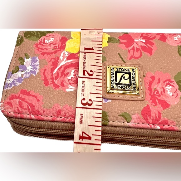 Cute Stone Mountain Leather Wallet, Beige w/Multicolored Flowers, NWT - Picture 3 of 11
